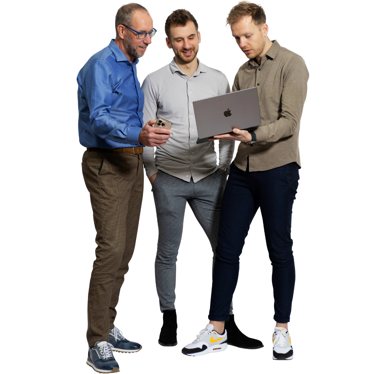 Drie mannen in formele kleding kijken samen naar een laptop. De man links draagt een blauw overhemd, de man in het midden een grijs shirt, en de man rechts een beige blouse. Ze staan ontspannen en zijn bezig met een gesprek over de laptop.